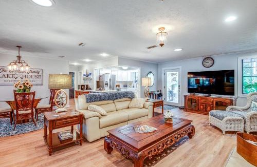 Putnam Hall House | Home on Lake Hutchinson w/Dock!