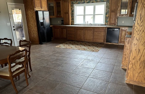 Forest House | Home with Privacy and Starlink Internet, near Raytheon and Tyson.