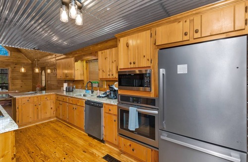 Guntersville Cabin | Honey Bear Lane - Log Cabin - Lake Guntersville, AL - Near Sunset Beach