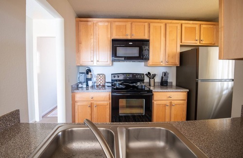 Meadowbrook Condo | Horizon Sunset Getaway- Family/King Bed/City Views