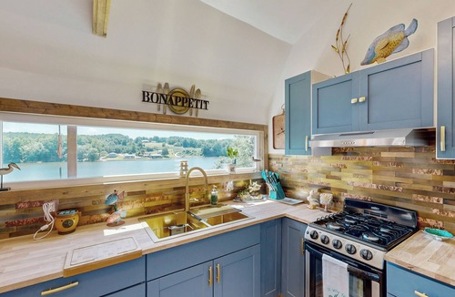 Delta House | Hot Tub + Fire Pit: Lakeside Getaway, Dogs Welcome