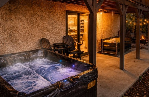 My Mountain Cabin | Hot tub + Game Room/Pet Friendly/10 Minutes to downtown/Easily accessible