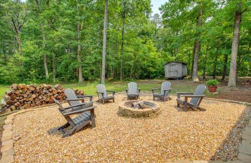 Henagar House | Hot Tub, Games, BBQs! Reunion Retreat in Henagar