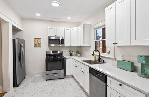 East Side House | Hot Tub | Pet Friendly | Outdoor Movie Theater