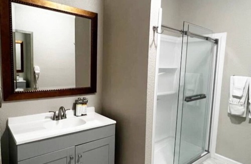 Laurel Bed & Breakfast | Hotel Pinehurst- Central Ave Suite 208