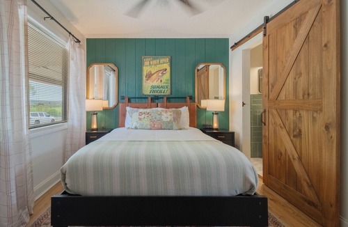 Yellville Hotel | Hotel w/Gorgeous Views, Pool, Firepit: Queen