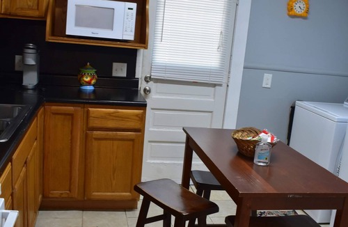 Highlands - Perkins Cottage | House with King and Queen beds! Garfield Cottage @LSU