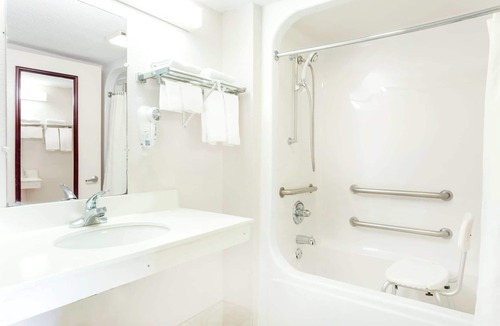 Perry Hotel | Howard Johnson by Wyndham Perry GA