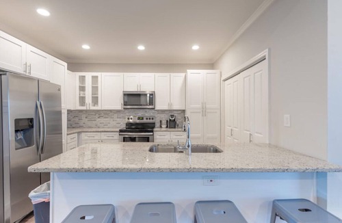 South Atlanta House | Huge 5BR Retreat w27ft Deck & Chef Kitchen 12 Mins From Airport & Benz Stadium