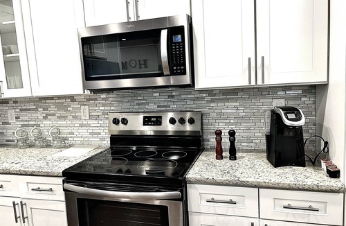 South Atlanta House | Huge 5BR Retreat w27ft Deck & Chef Kitchen 12 Mins From Airport & Benz Stadium