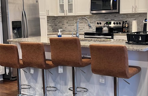 South Atlanta House | Huge 5BR Retreat w27ft Deck & Chef Kitchen 12 Mins From Airport & Benz Stadium