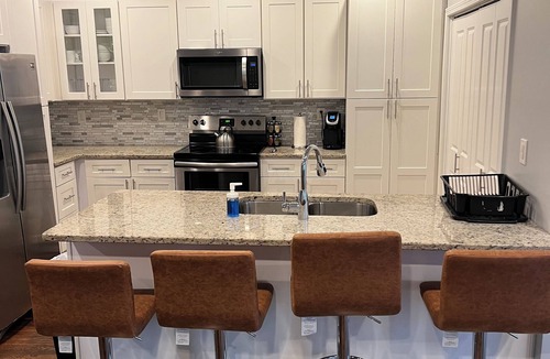 South Atlanta House | Huge 5BR Retreat w27ft Deck & Chef Kitchen 12 Mins From Airport & Benz Stadium
