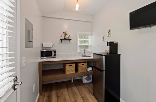 Notasulga Cabin | Hurricane- Cozy Tiny House 9 miles to AUBURN AL & Jordan Hare Stadium