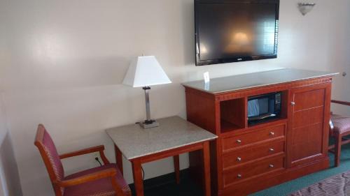 Waynesboro Hotel | Hurricane Inn