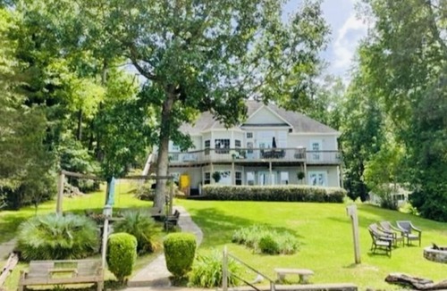 Hardwick House | Idyllic 3 BR lake HOME for 8! Arcade fun! B-ball & air hockey! BIG & DEEP water!