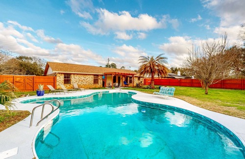 North Northwest Pensacola House | Idyllic Dog-Friendly Retreat w/ a Pool & Firepit