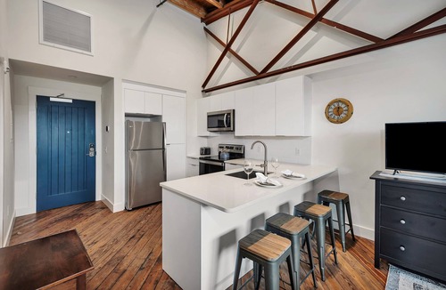 Brunswick Condo | In the heart of downtown Brunswick shops and restaurants