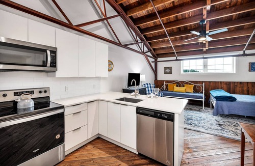 Brunswick Condo | In the heart of downtown Brunswick shops and restaurants