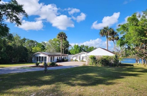 Lake Mary Villa | Independent Clean Guest house lake/kayaks/jacuzzy