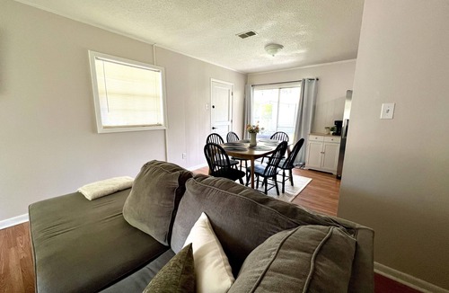 Gulfport House | InstaWorthy ~ KING Adjustable Base Bed ~ 15Min to Beach