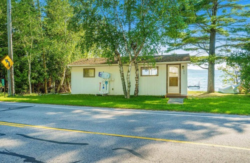 Lake Township House | Inviting home w/free cable and full kitchen - right on the lake