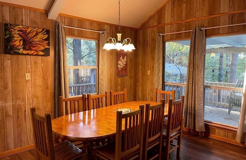 Zwolle Cabin | Inviting Lakefront Cabin with Boat Launch near Zwolle, Louisiana