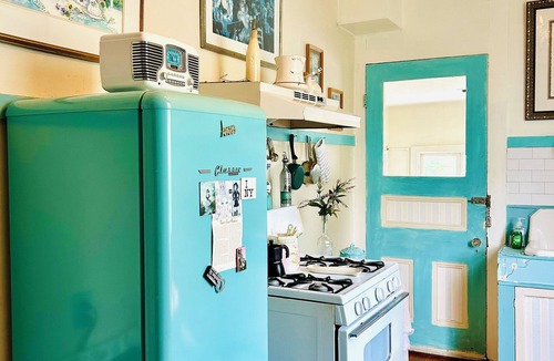 Metairie Apartment | JAZZ FEST! PARIS APT 3BR/1 BA Balcony ON STREETCAR STYLISH French Quarter!