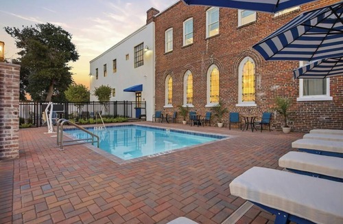 Downtown Jacksonville Apartment | Jazzy Studio at the Raven Pool Onsite Paid Parking