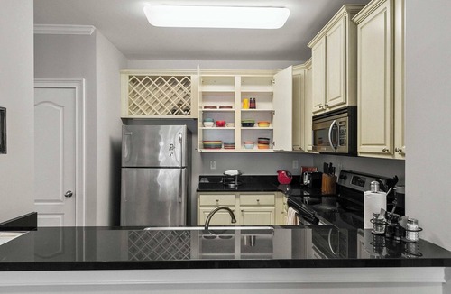 Tuscaloosa Condo | JJ's Happy Houndstooth | Walk to Campus & Gameday Venues
