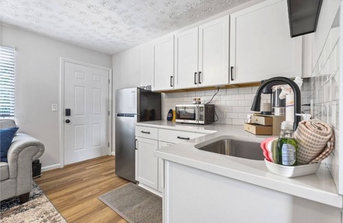 Auburn Condo | Jordan Hare Views & Walk to Campus - Queen Bed+ Sleeper Sofa