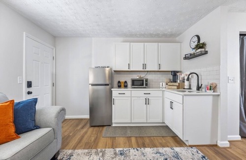 Auburn Condo | Jordan Hare Views & Walk to Campus - Queen Bed+ Sleeper Sofa