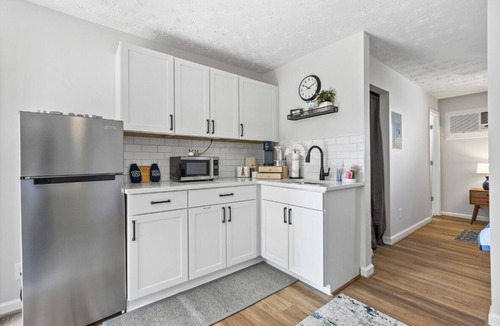 Auburn Condo | Jordan Hare Views & Walk to Campus - Queen Bed+ Sleeper Sofa