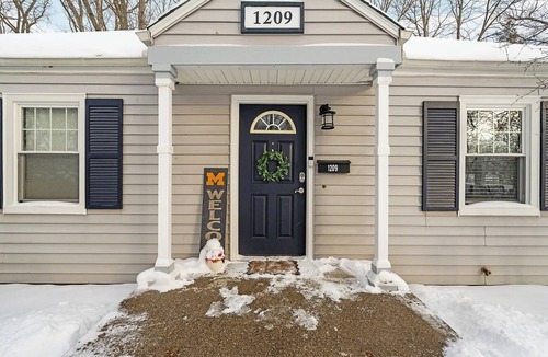 Dicken House | Just 4 Blocks to Michigan Stadium, Charming Ann Arbor Stay Sleeps 2–4