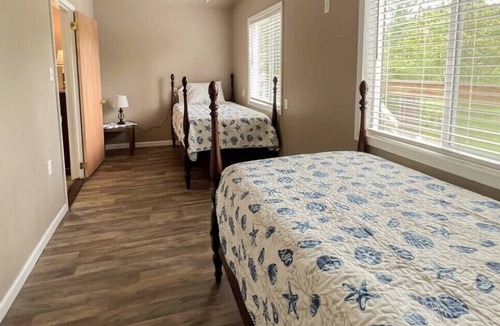 Pass Christian Cottage | Just “Passin” Time -2 bedroom 1bath cottage -1 mile from beach