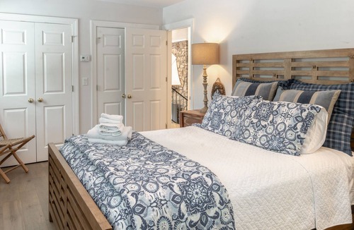 Groveoak Cottage | Just renovated! LAKE FRONT FAMILY GETAWAY 5 Bedrooms, 3.5 Baths