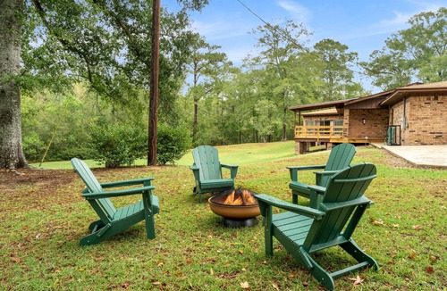 Hattiesburg House | K K’s Hideaway—pond/pool table
