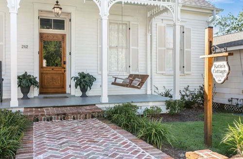 Natchez Cottage | Katie's Cottage | 3/3 Historic Home, Washer/Dryer, Full Kitchen