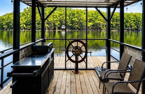 Uncertain Boat Rental | Keepin It Reel on Caddo Lake Houseboat - Kayaks - Waterfront - Great View