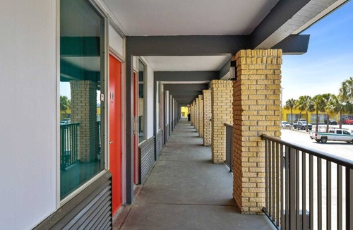 Lake Park Apartment | King Bed| Accessible