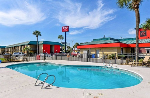 Lake Park Apartment | King Bed| Accessible