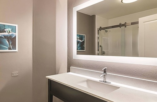 Orlando Hotel | King Bed Deluxe, La Quinta Inn & Suites, Poolside Fun, Near UCF & Universal