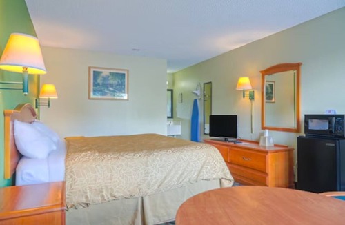 Ashburn Hotel | King Bed in Ashburn | 3 Minutes to Heritage Park & Local Dining Options