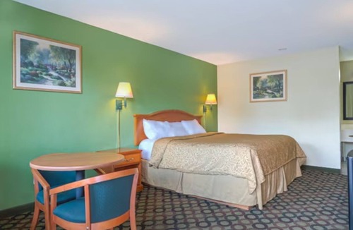 Ashburn Hotel | King Bed in Ashburn | 3 Minutes to Heritage Park & Local Dining Options