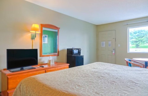 Ashburn Hotel | King Bed near World’s Largest Peanut | Easy I-75 Access & Free Parking