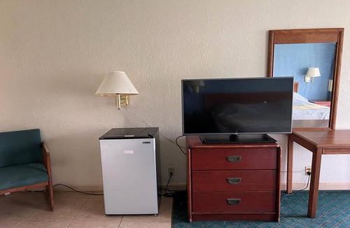 Milledgeville Apartment | King Bed Non-Smoking