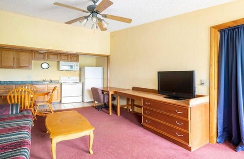 Daleville Apartment | King Bed| Non smoking
