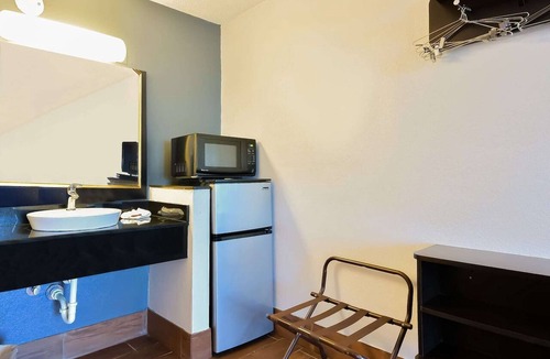 Valdosta Apartment | King Bed|Non Smoking