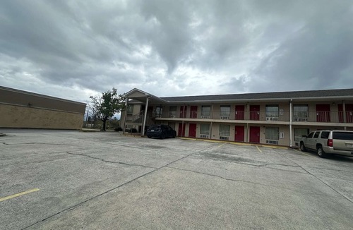 Macon Apartment | King Bed|Non-Smoking