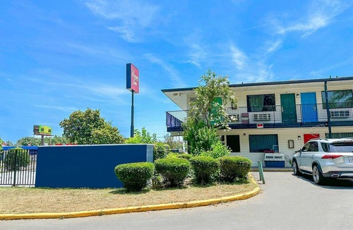 Albany Apartment | King Bed Smoking | Albany