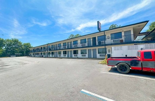 Albany Apartment | King Bed Smoking | Albany